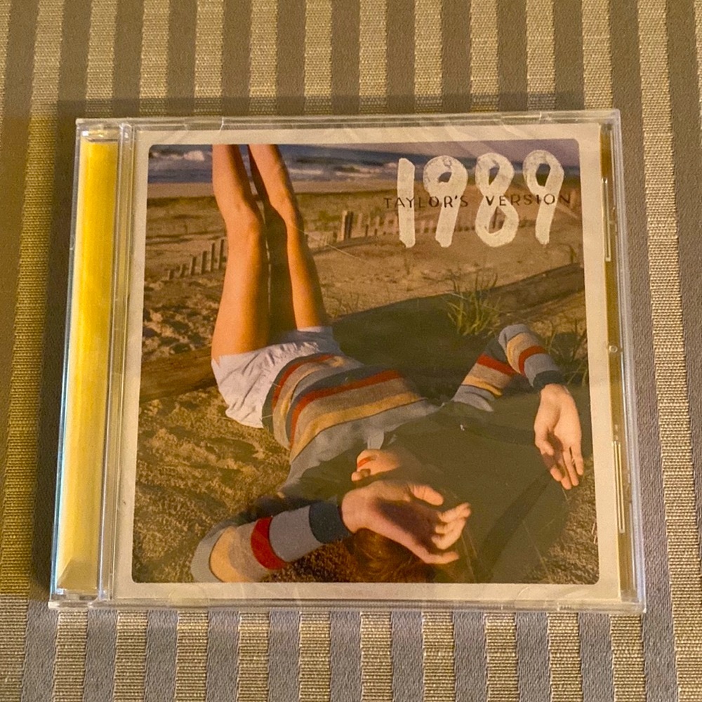 Taylor Swift 1989 (TV) Sunrise Boulevard Yellow Deluxe CD with Polaroids